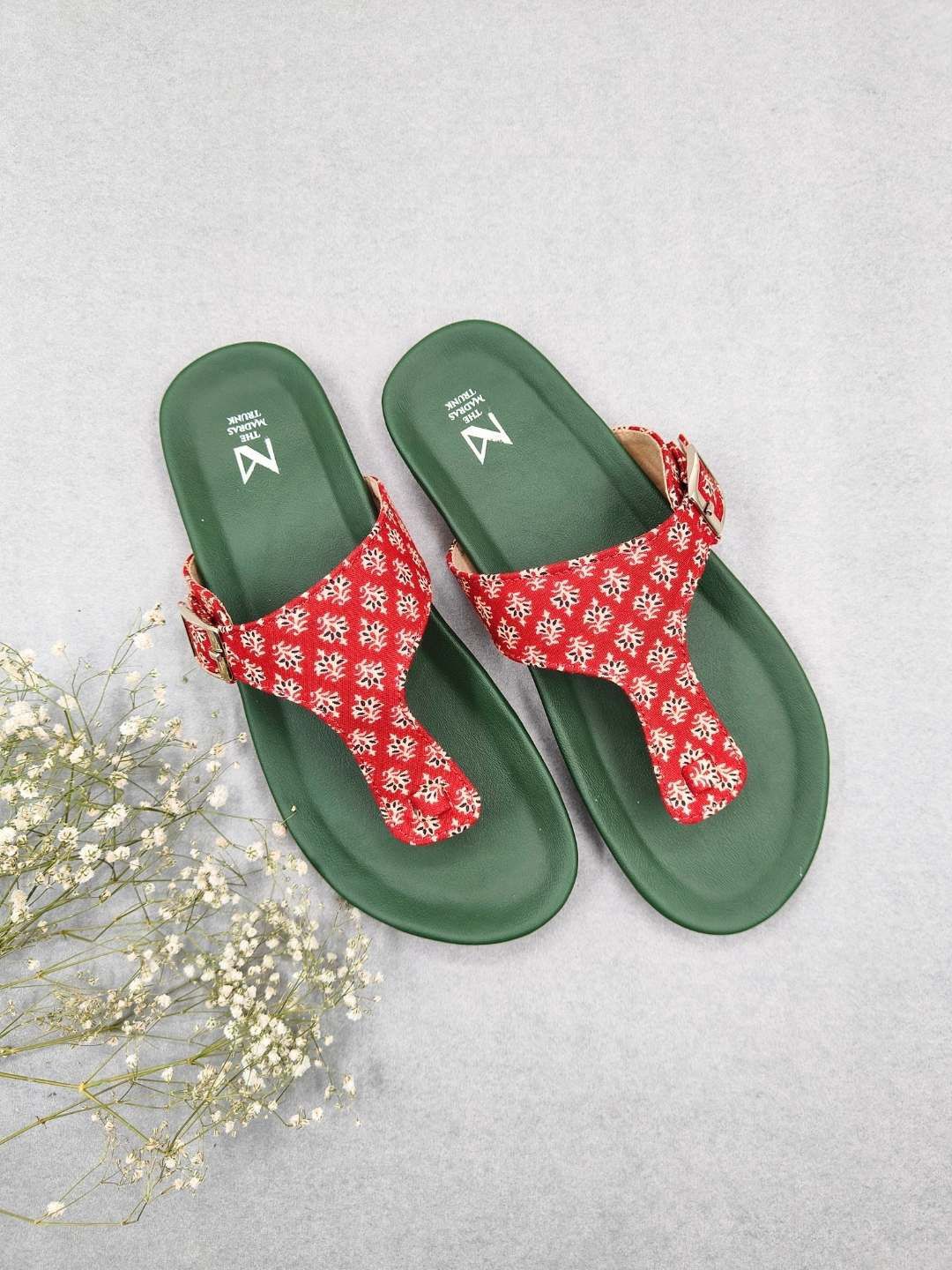 

THE MADRAS TRUNK Women Embellished One Toe Flats, Green
