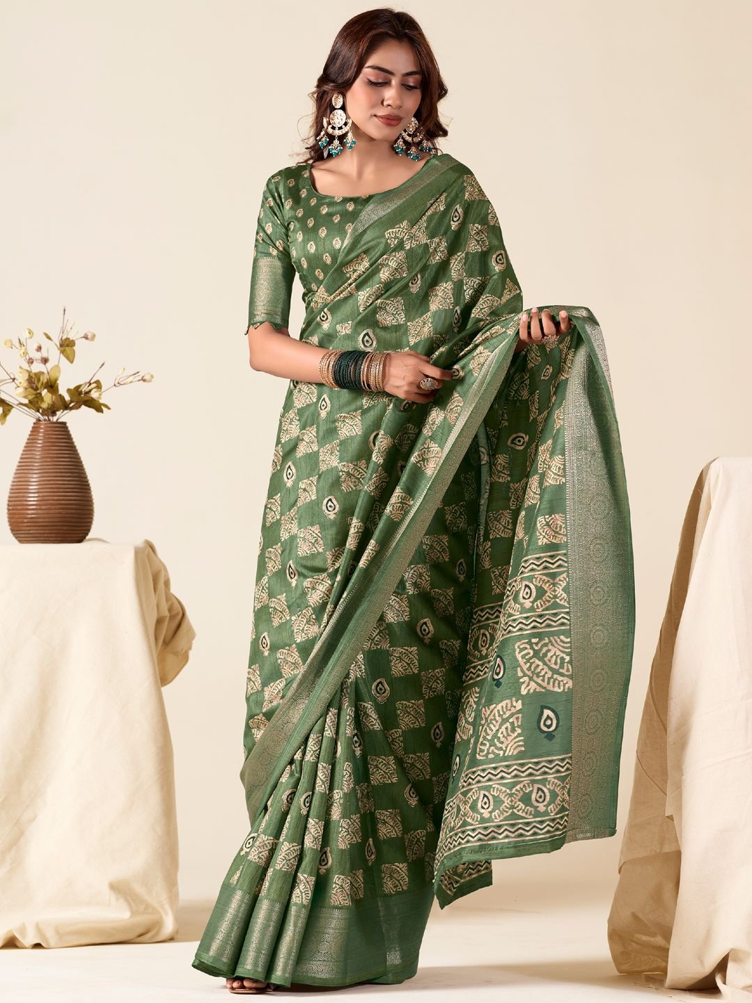 

DIVASTRI Ethnic Motifs Printed Woven Design Zari Saree, Green