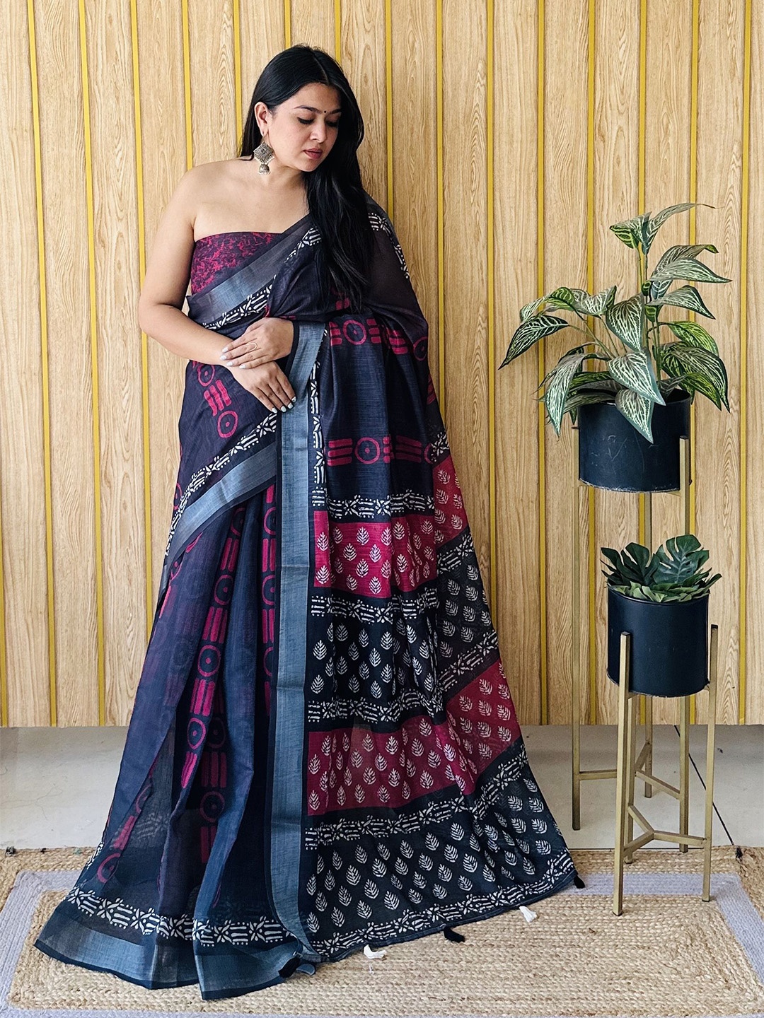 

Moda Rapido Ethnic Motifs Zari Saree, Navy blue