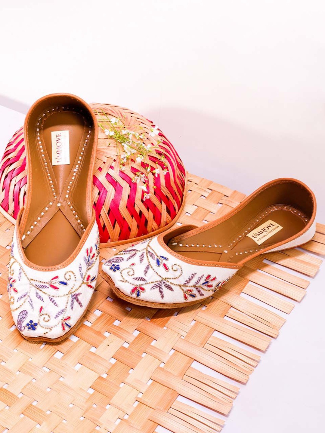 

UMNOVE Women Embellished Ethnic Mojaris with Embroidered Flats, White