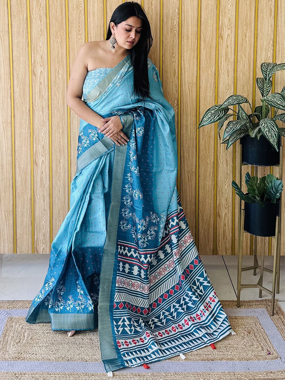 

Moda Rapido Floral Zari Silk Blend Saree, Blue