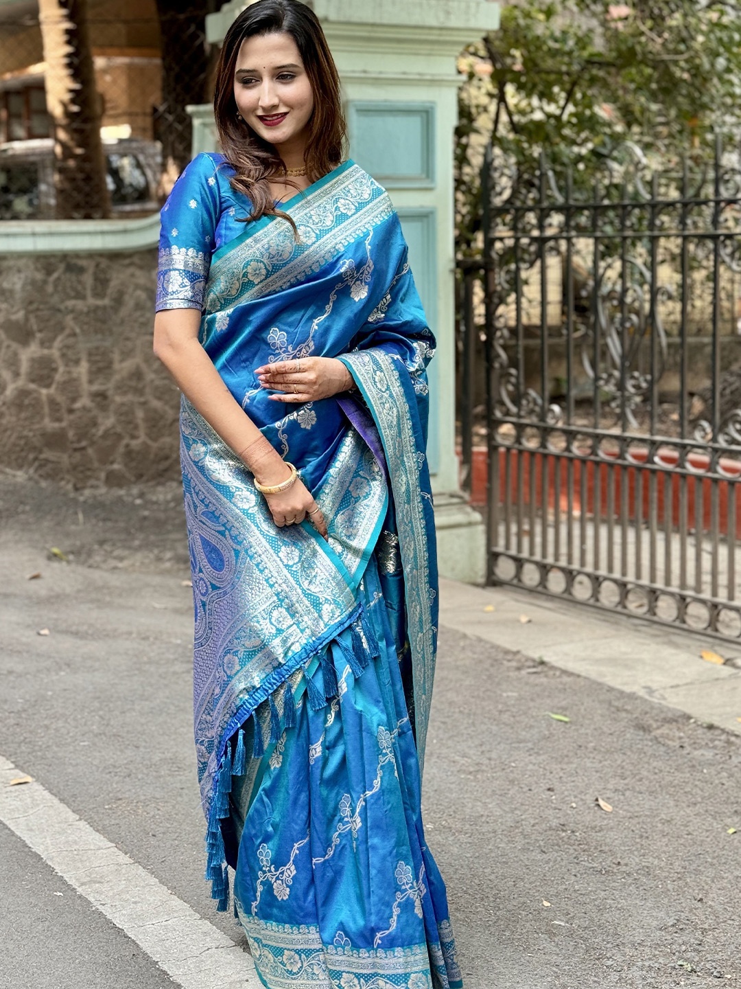 

Vintro Woven Design Zari Silk Blend Banarasi Saree, Teal