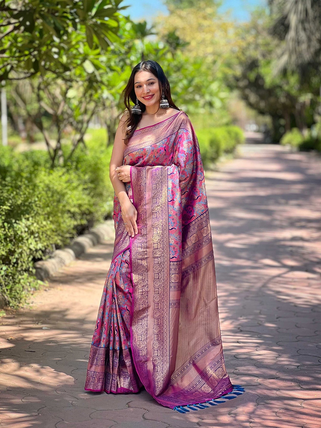 

DIVASTRI Woven Design Zari Silk Blend Banarasi Saree, Pink