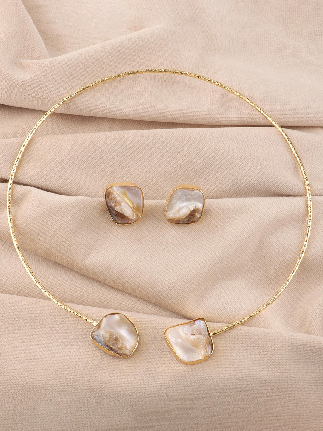 

Ozanoo Gold-Plated Mother Of Pearls Studded Hasli Jewellery Set