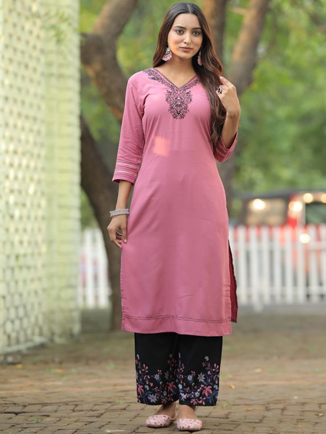 

KODILA ENTERPRISE Embroidered Thread Work Straight Kurta With Palazzos, Pink