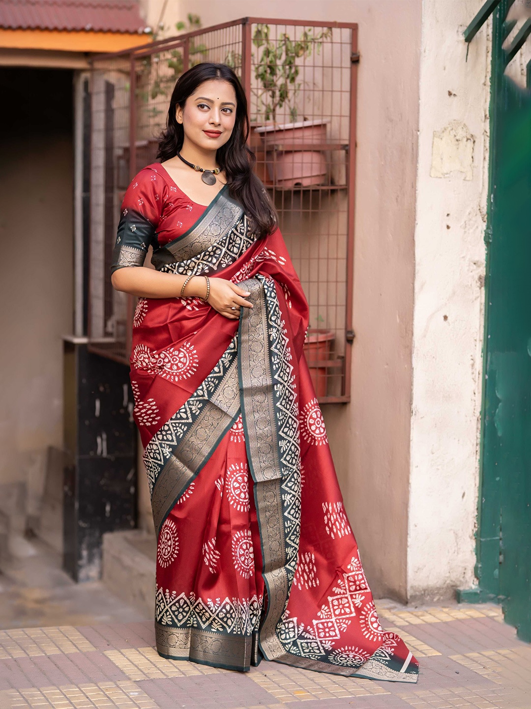 

DIVASTRI Batik Woven Design Zari Saree With Unstitched Blouse Piece, Red