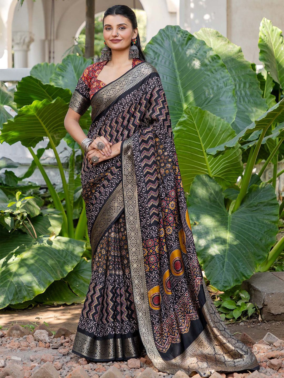 

Mitera Ethnic Motifs Zari Sungudi Saree, Black