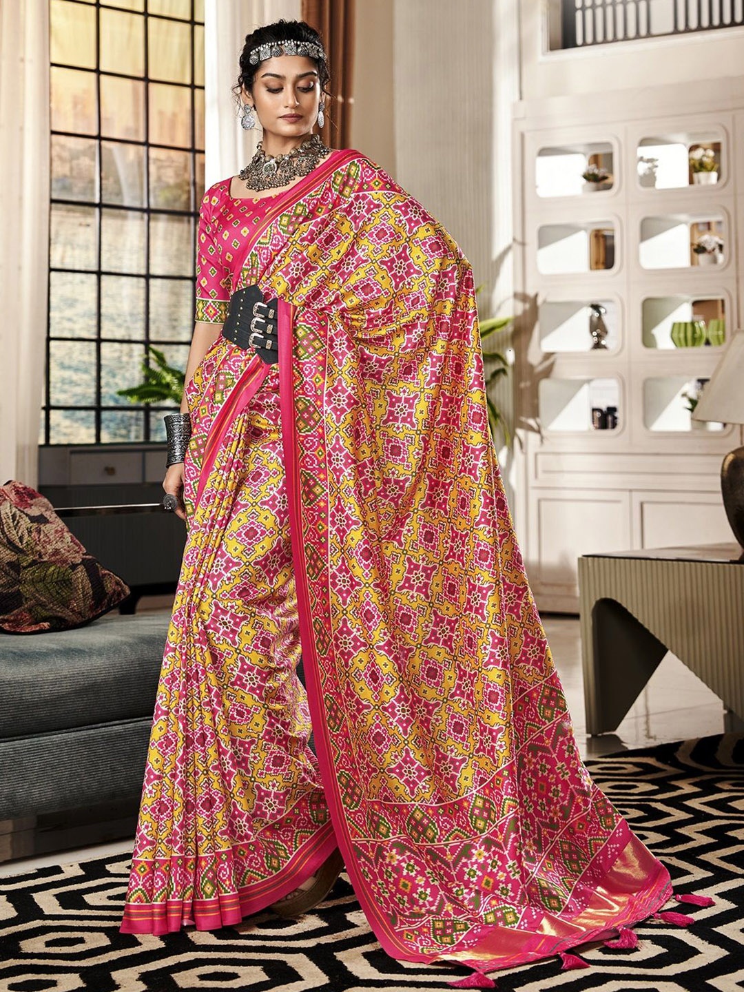 

DIVASTRI Ethnic Motifs Printed Patola Saree, Yellow