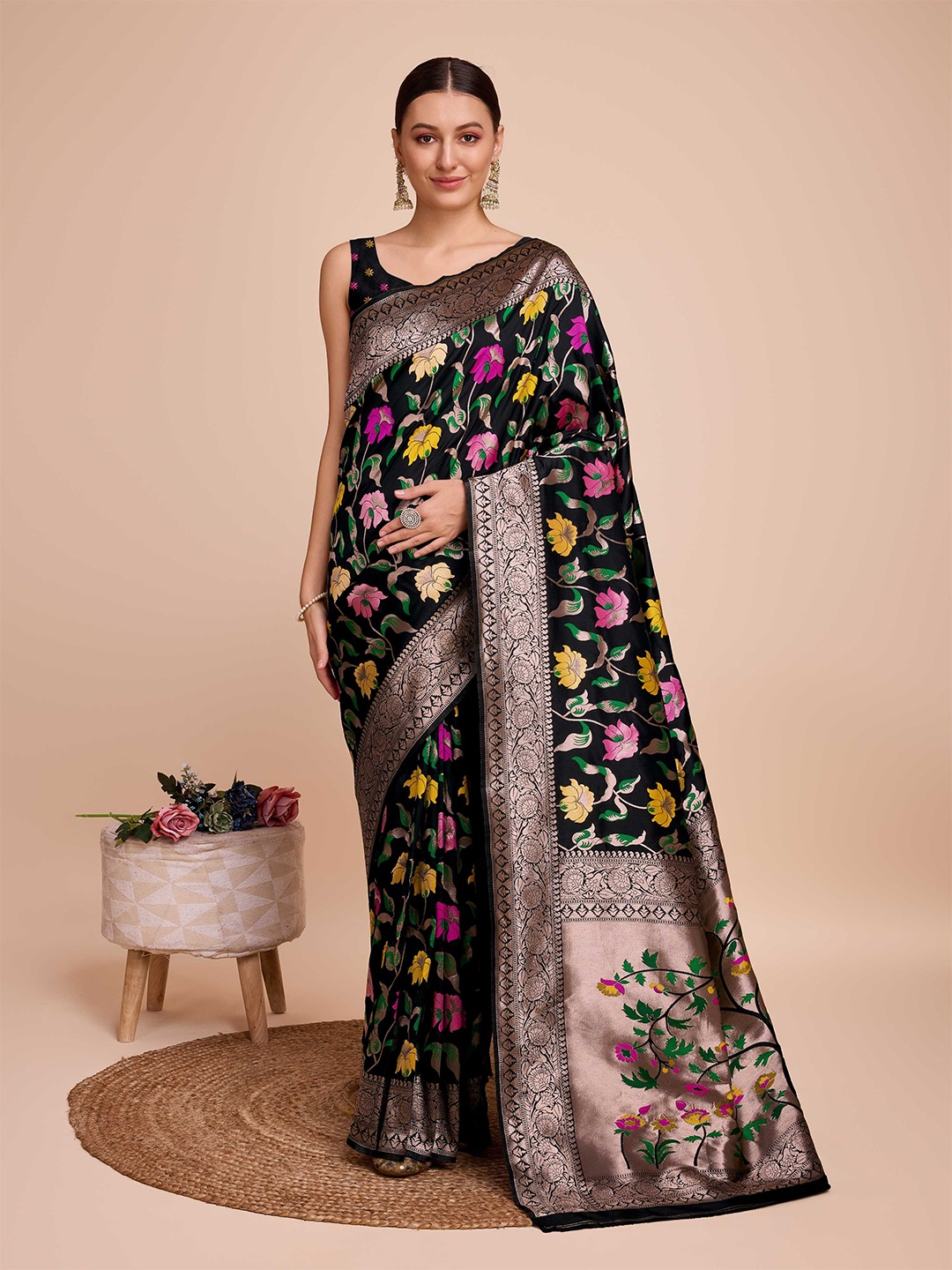 

DIVASTRI Floral Printed Zari Paithani Saree, Black