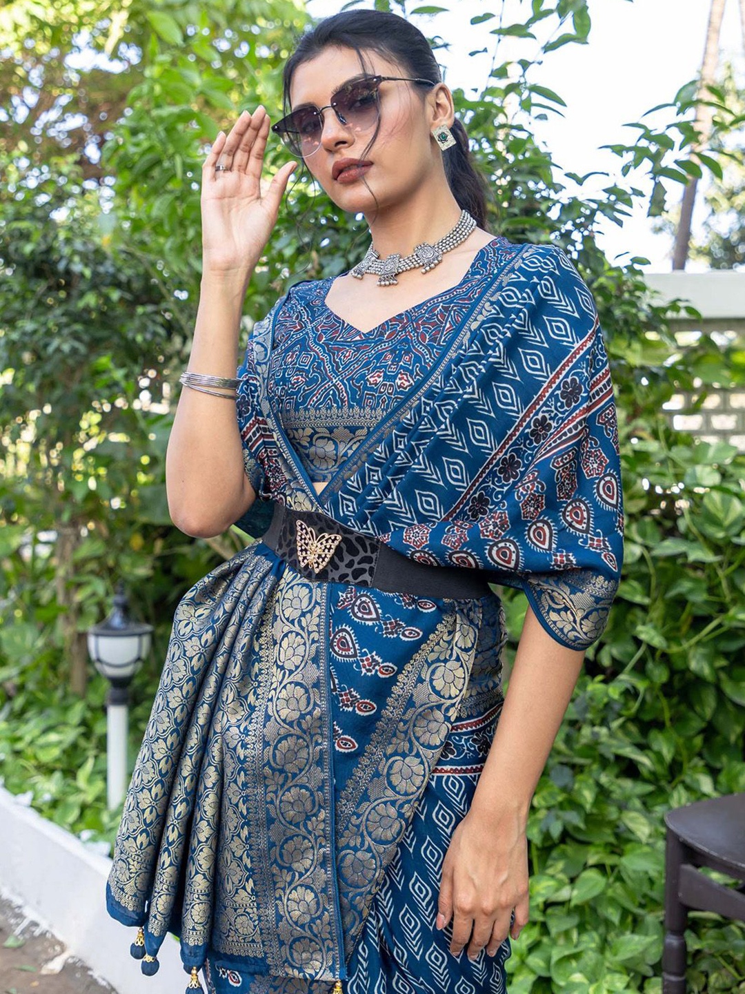

Mitera Ethnic Motifs Zari Sungudi Saree, Navy blue