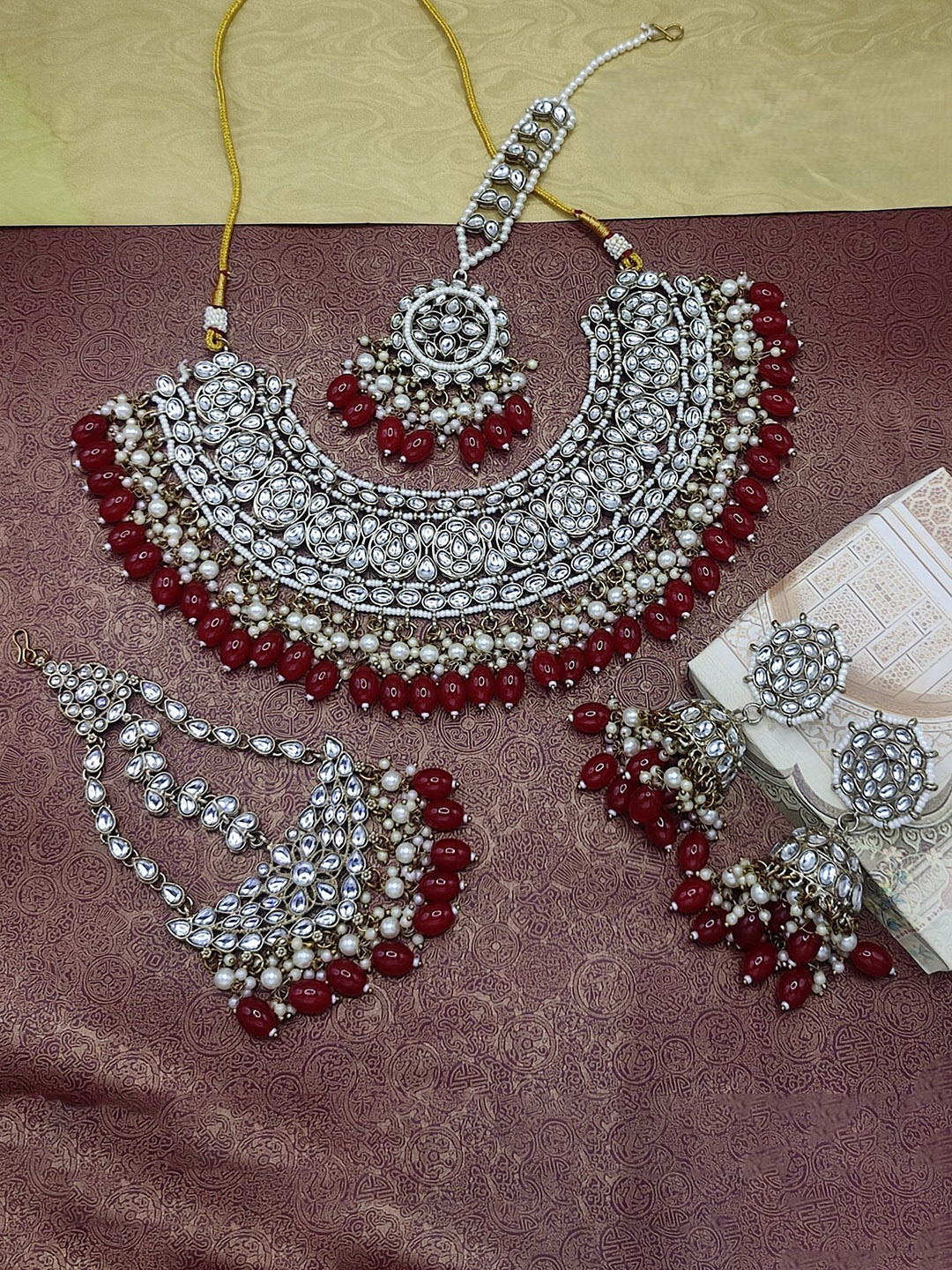 

YUZI JEWELLS Gold-Plated Kundan-Studded & Beaded Jewellery Set