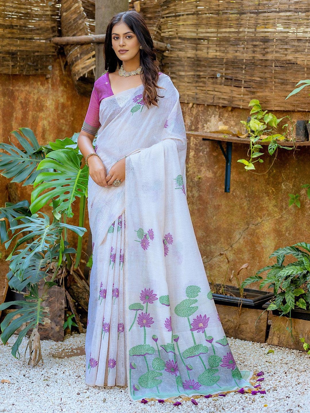 

DIVASTRI Women Silk Cotton Floral Printed Saree, White