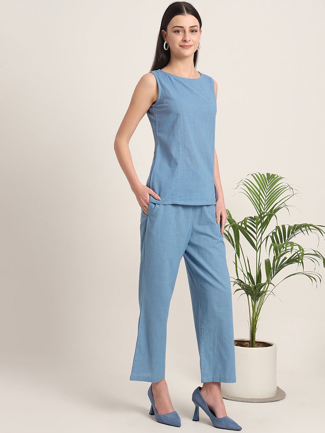 

Thevasa Blue Dawn Round Neck Sleeveless Short Kurta