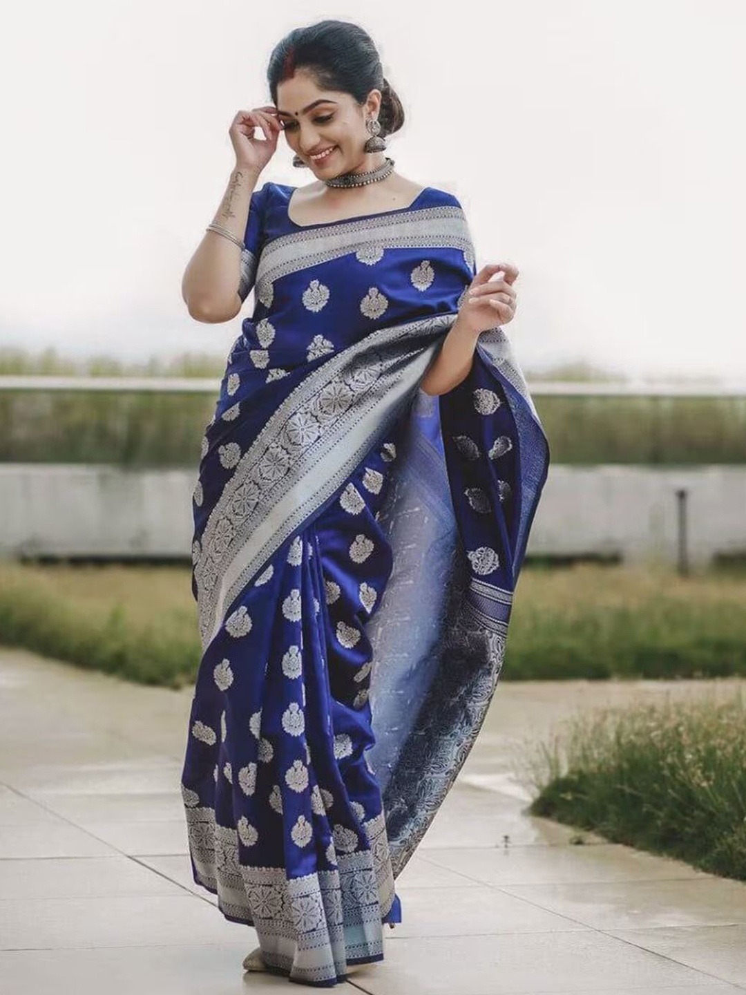 

LADY SHOPI Woven Design Zari Pure Silk Banarasi Saree, Navy blue
