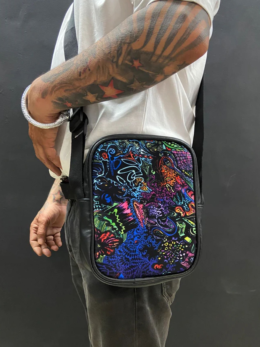 

URBAN PITARA Unisex Printed Messenger Bag, Black