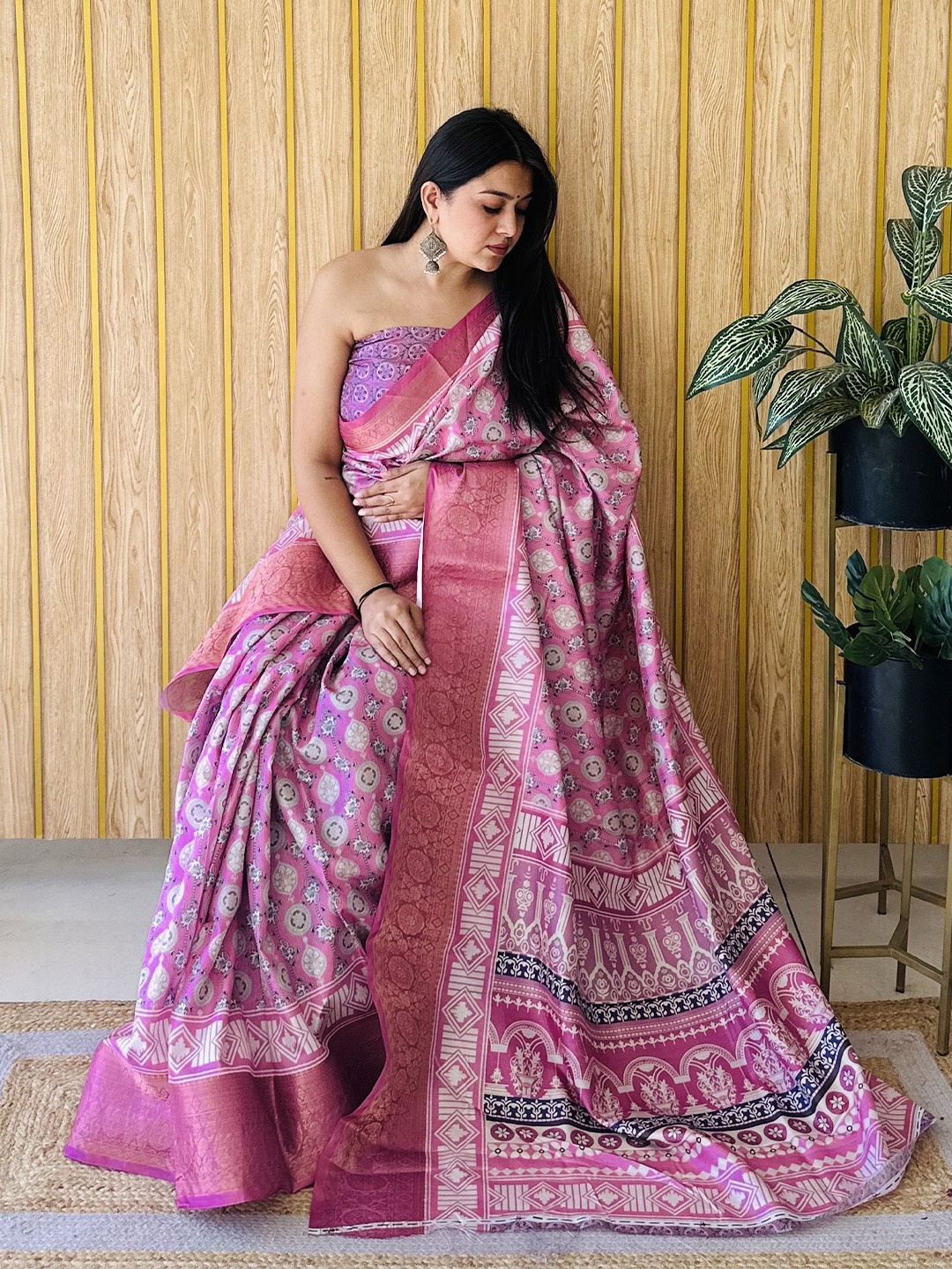 

Moda Rapido Floral Zari Silk Blend Kanjeevaram Saree, Pink