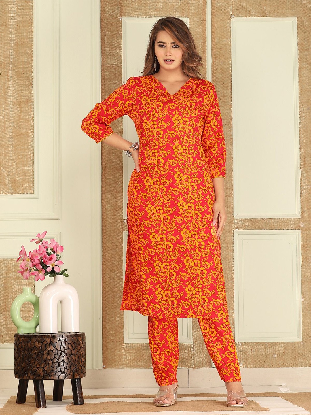 

Aaheli Floral Printed V-Neck Kurta With Trousers, Orange