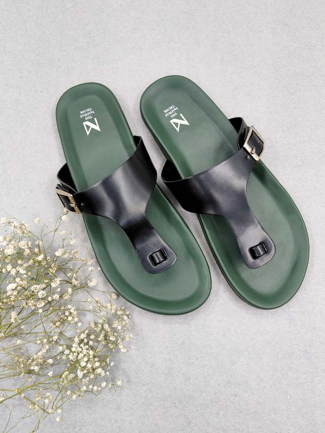 

THE MADRAS TRUNK Women Colourblocked T-Strap Flats, Olive