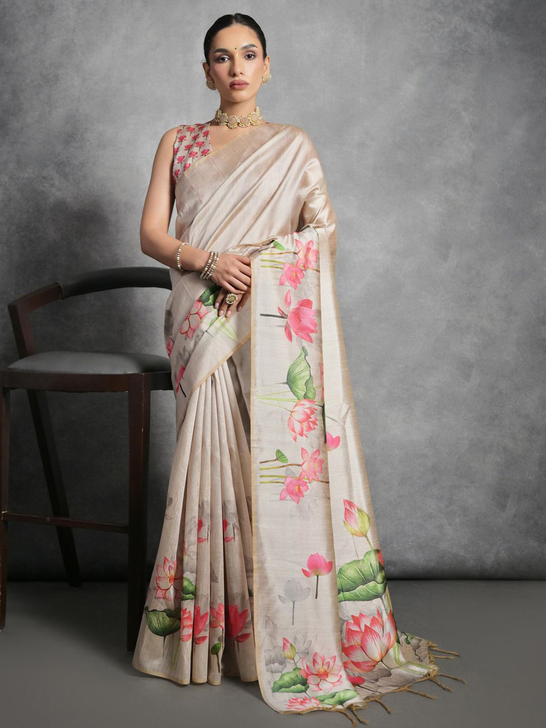 

DIVASTRI Floral Printed Saree With Unstitched Blouse Piece, Cream