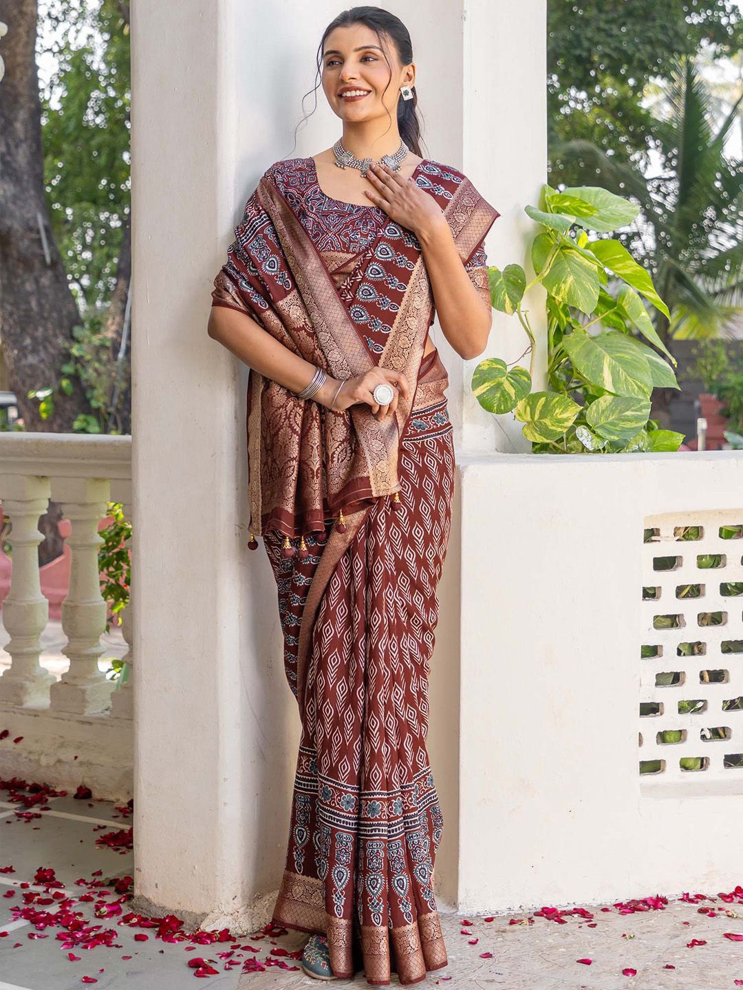 

Mitera Ethnic Motifs Zari Sungudi Saree, Brown