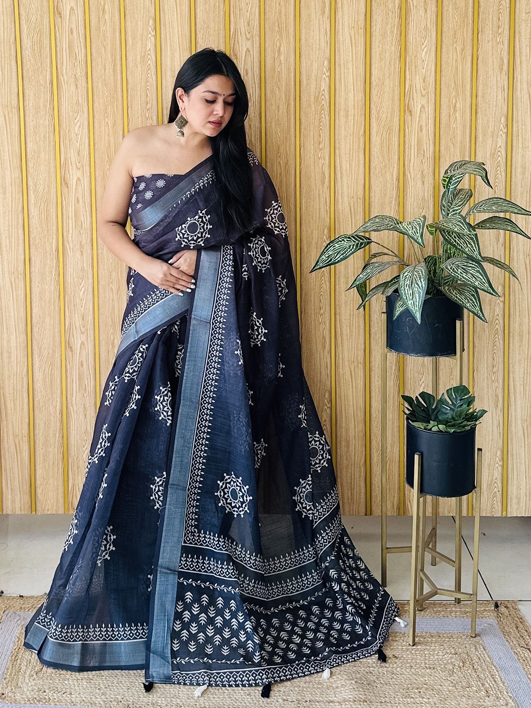 

Moda Rapido Floral Zari Saree, Navy blue