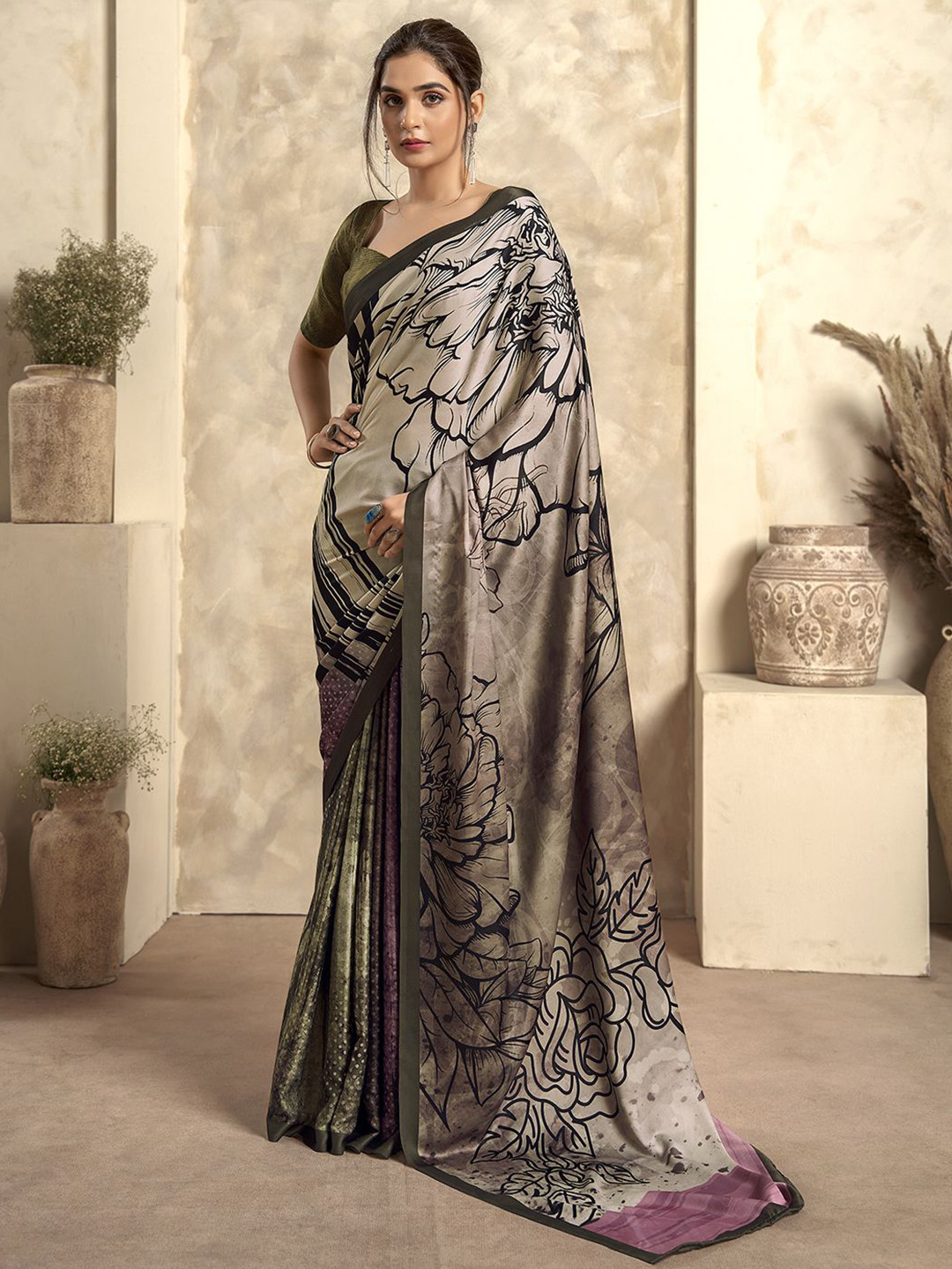

DIVASTRI Floral Printed Satin Saree, Grey