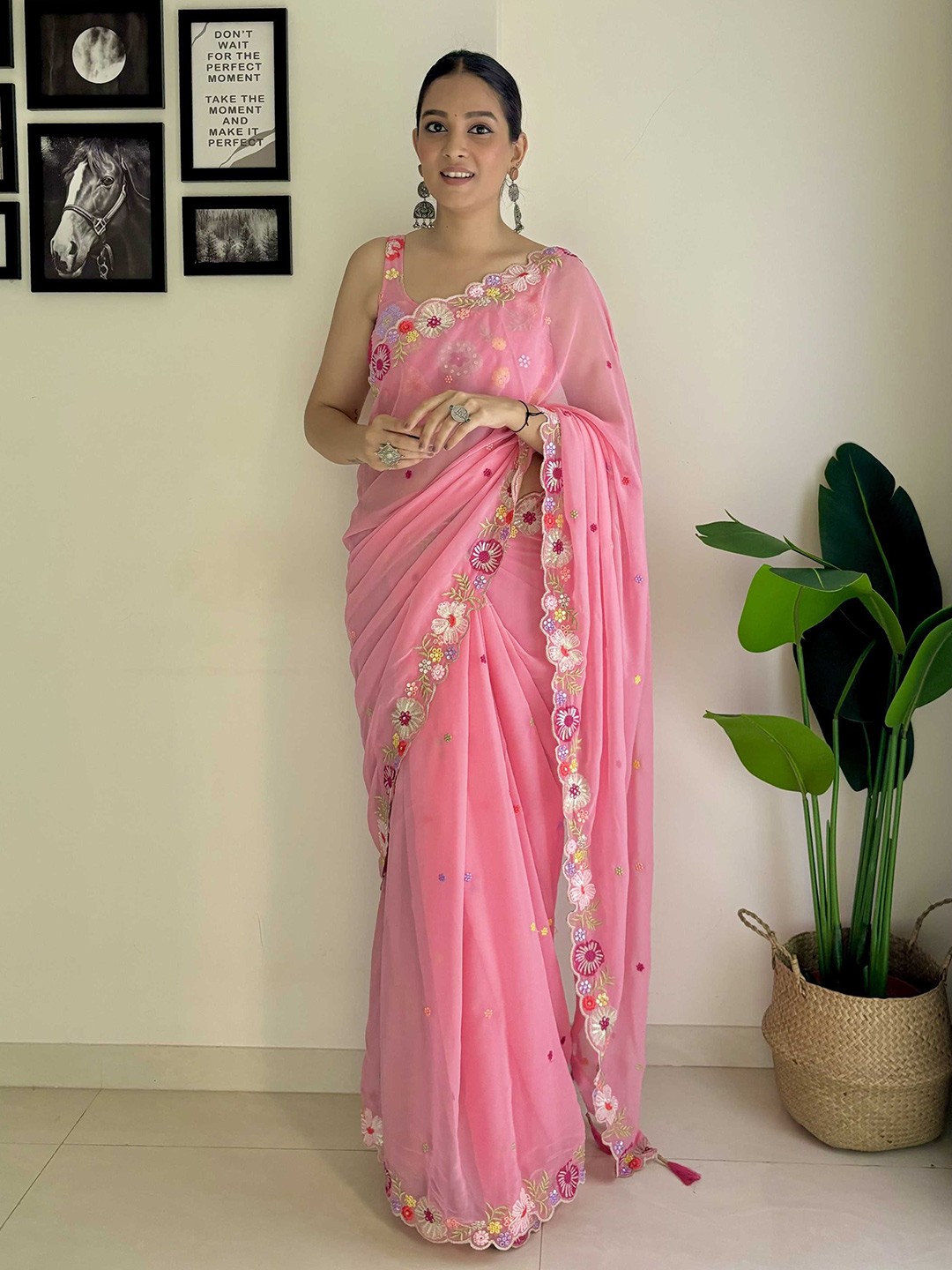 

DIVASTRI Floral Sequinned Poly Georgette Saree, Pink