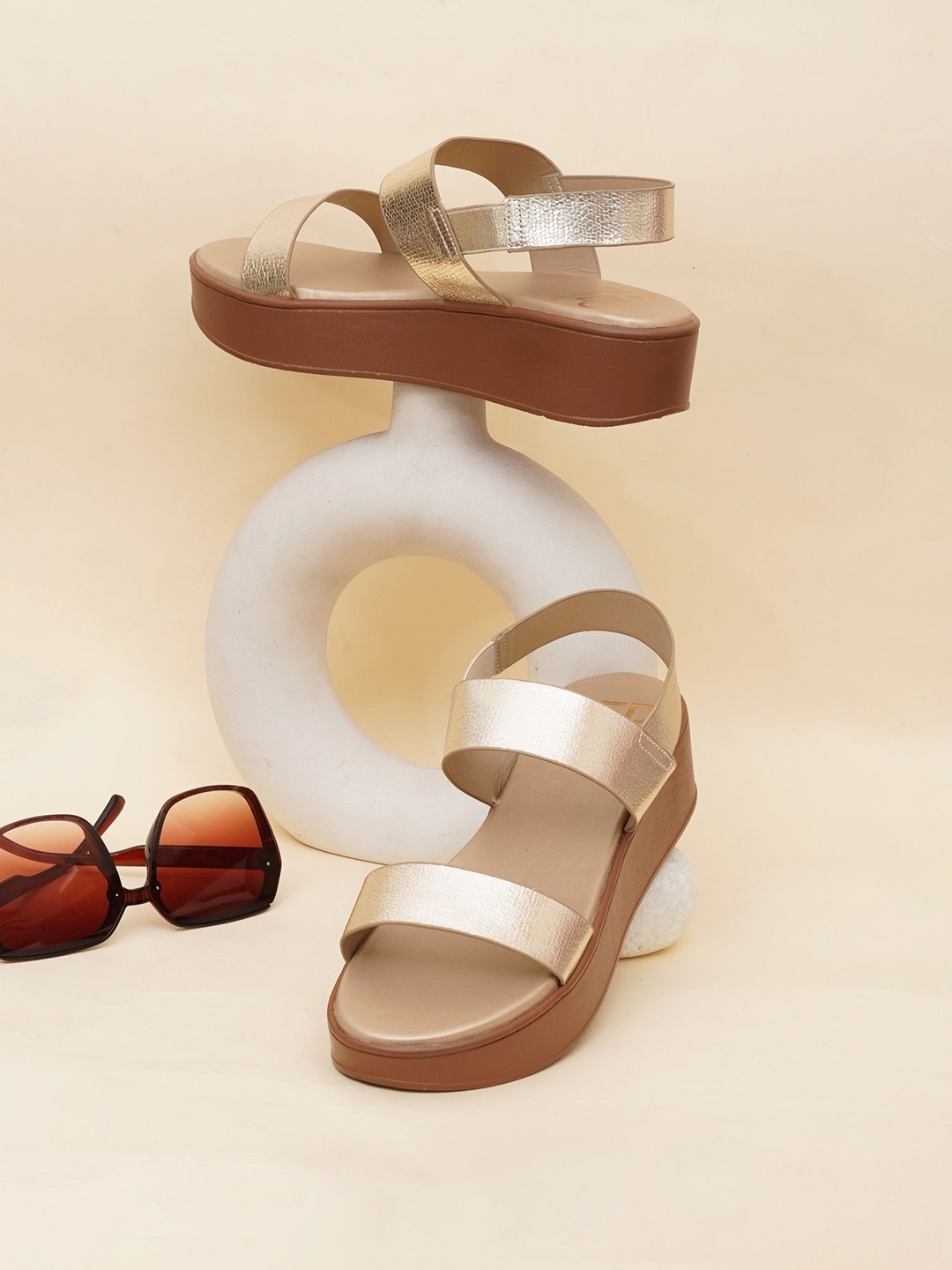 

THE WHITE POLE Women Flatform Heel Sandal, Gold