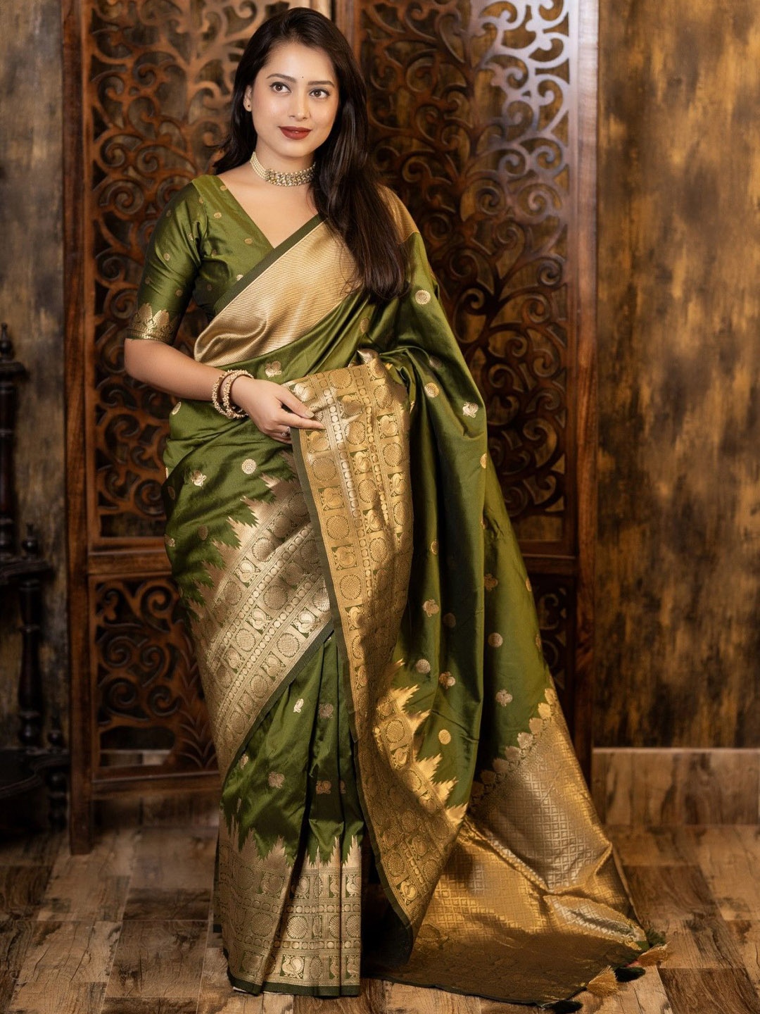 

DIVASTRI Woven Design Zari Banarasi Saree With Unstitched Blouse Piece, Green