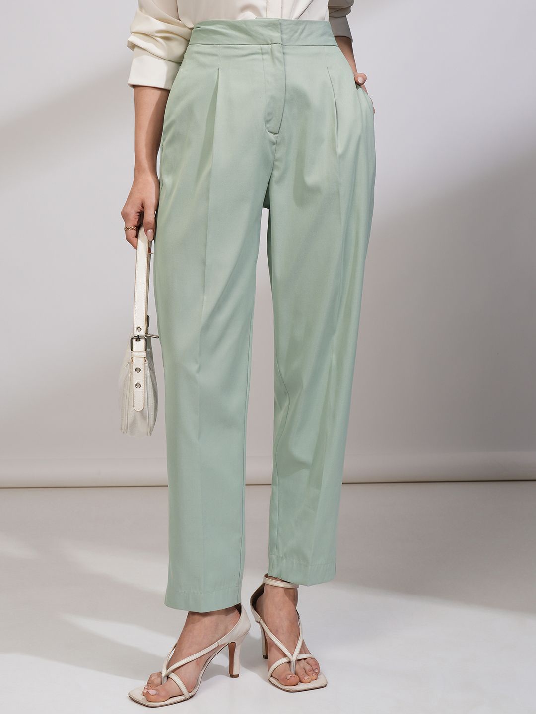 

Tokyo Talkies Women Carrot Fit Pleated Side Pocket Pant, Green
