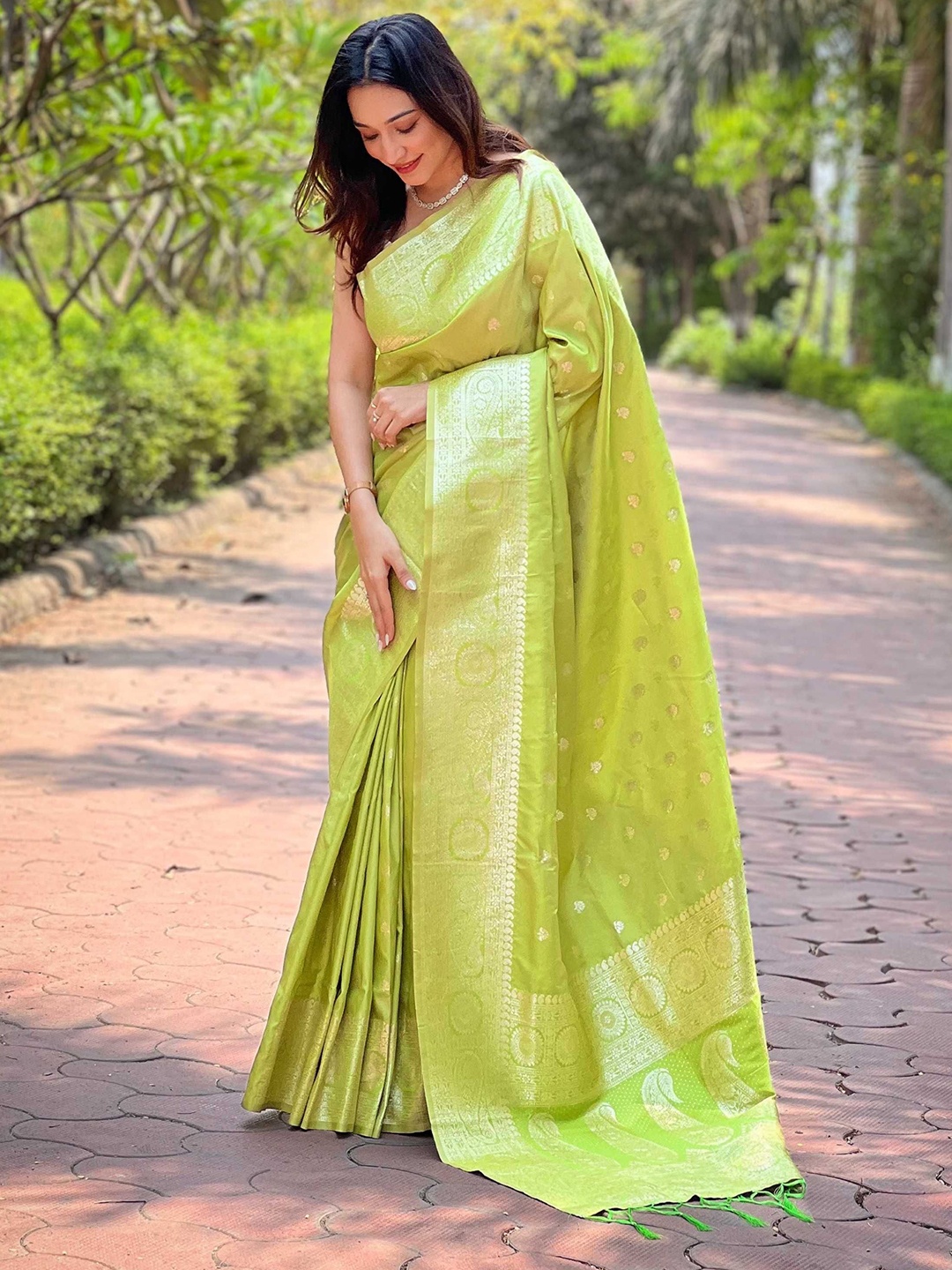 

DIVASTRI Woven Design Zari Silk Blend Banarasi Saree, Green