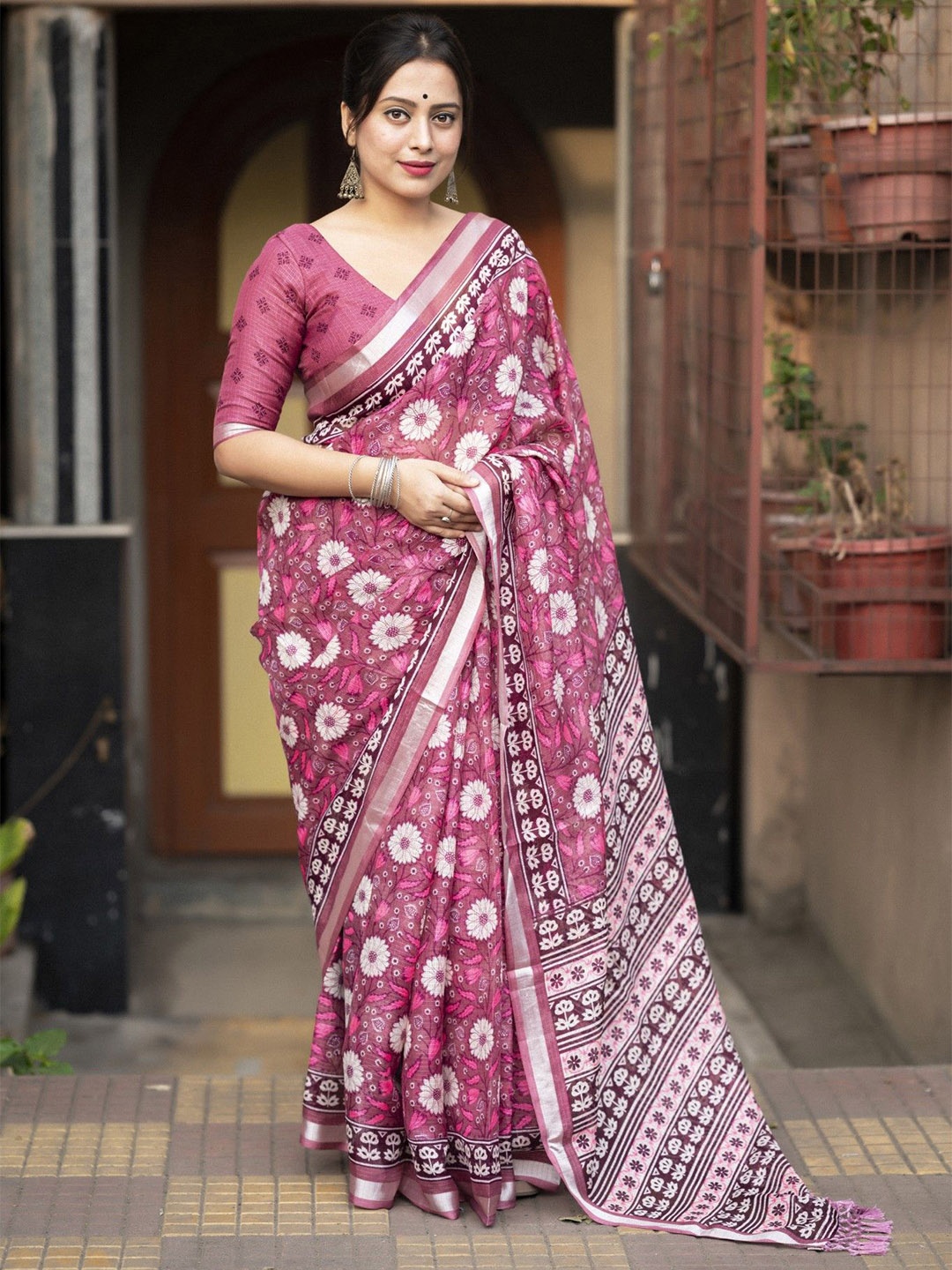 

DIVASTRI Floral Zari Silk Blend Kota Saree, Pink