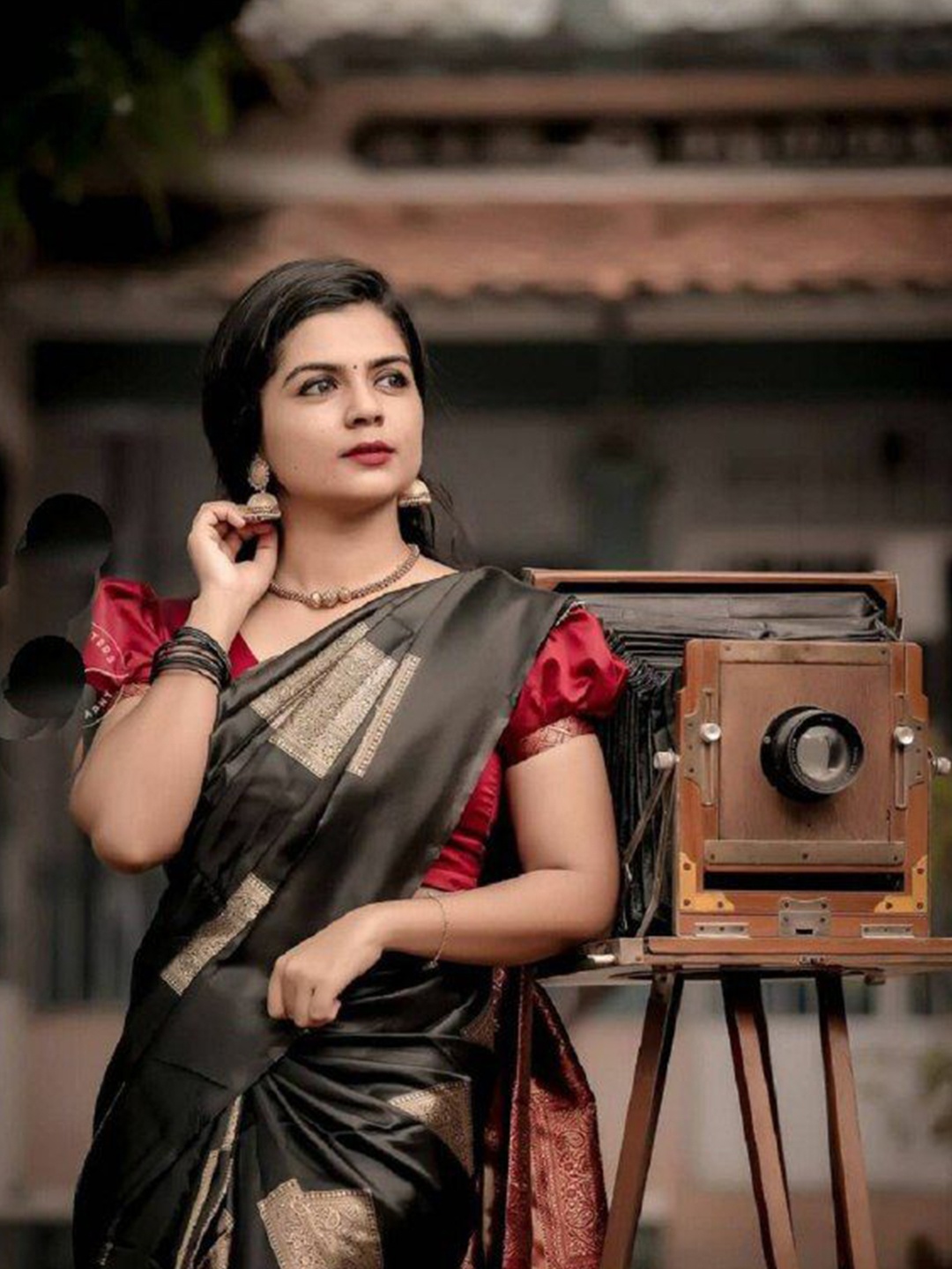 

LADY SHOPI Woven Design Zari Pure Silk Banarasi Saree, Black