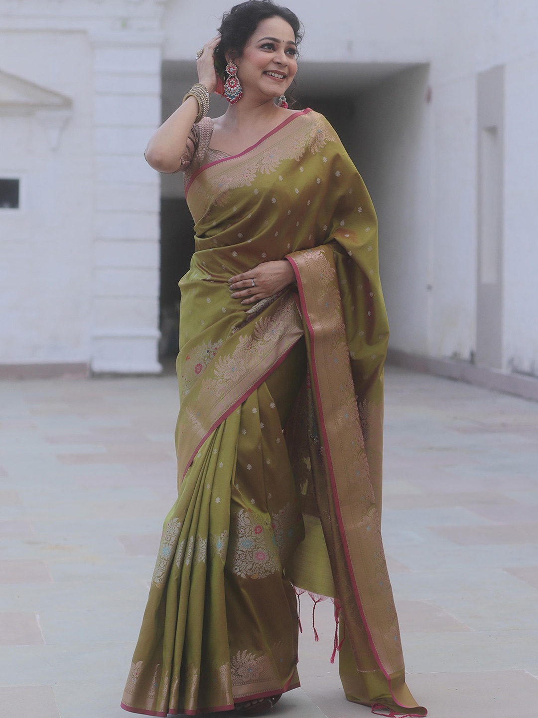 

Banarasee Woven Design Zari Silk Blend Banarasi Saree, Olive