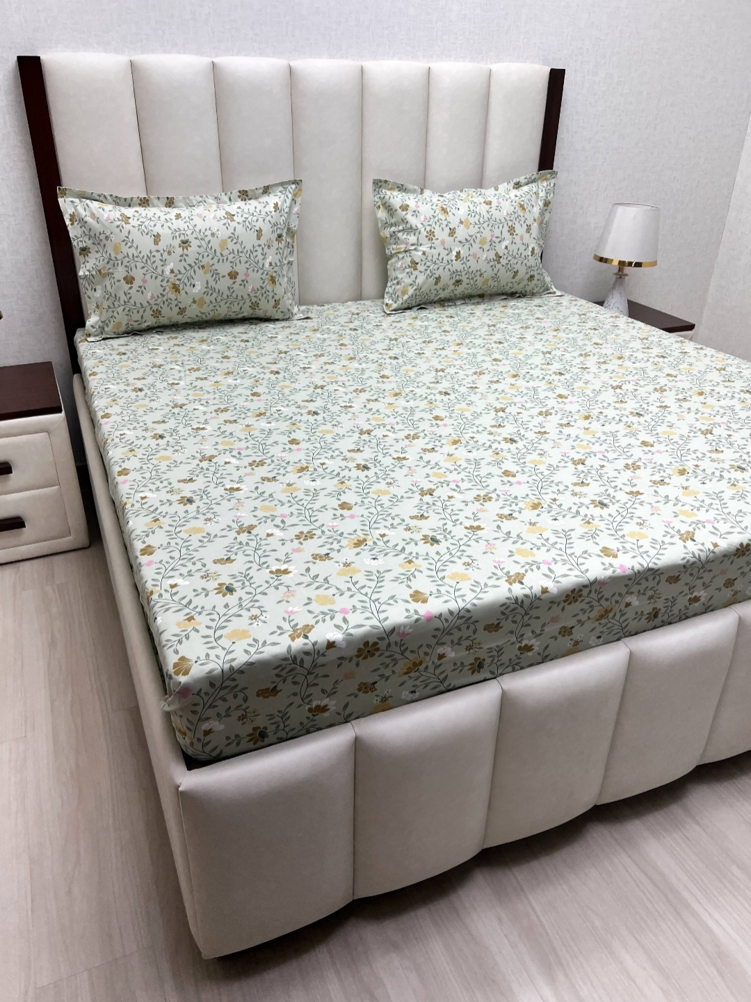 

Pure Decor Velar Green Floral Printed Pure Cotton 220TC King Bedsheet Sets 2.74 m x 3.04 m