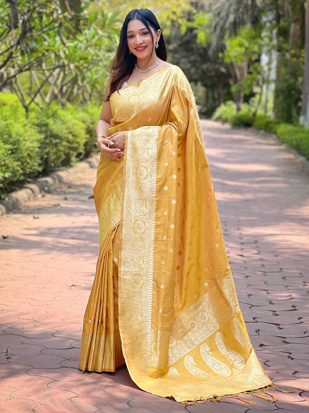 

DIVASTRI Woven Design Zari Silk Blend Banarasi Saree, Yellow
