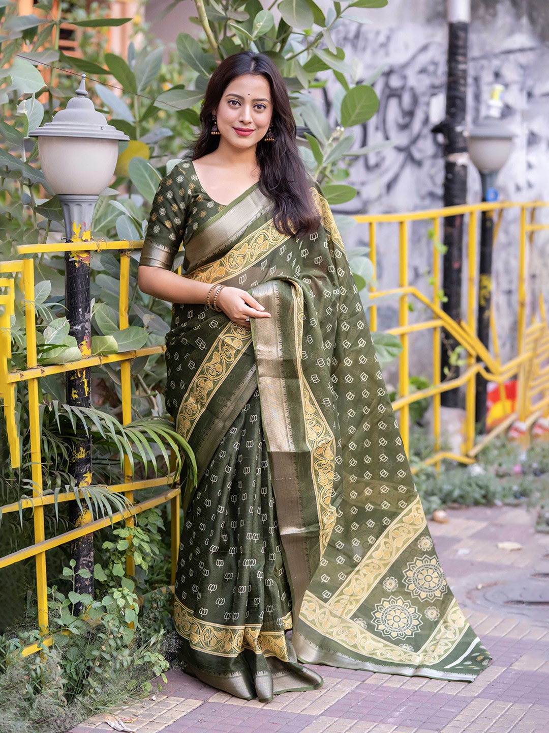 

DIVASTRI Women Woven Design Zari Saree With Unstitched Blouse Piece, Green