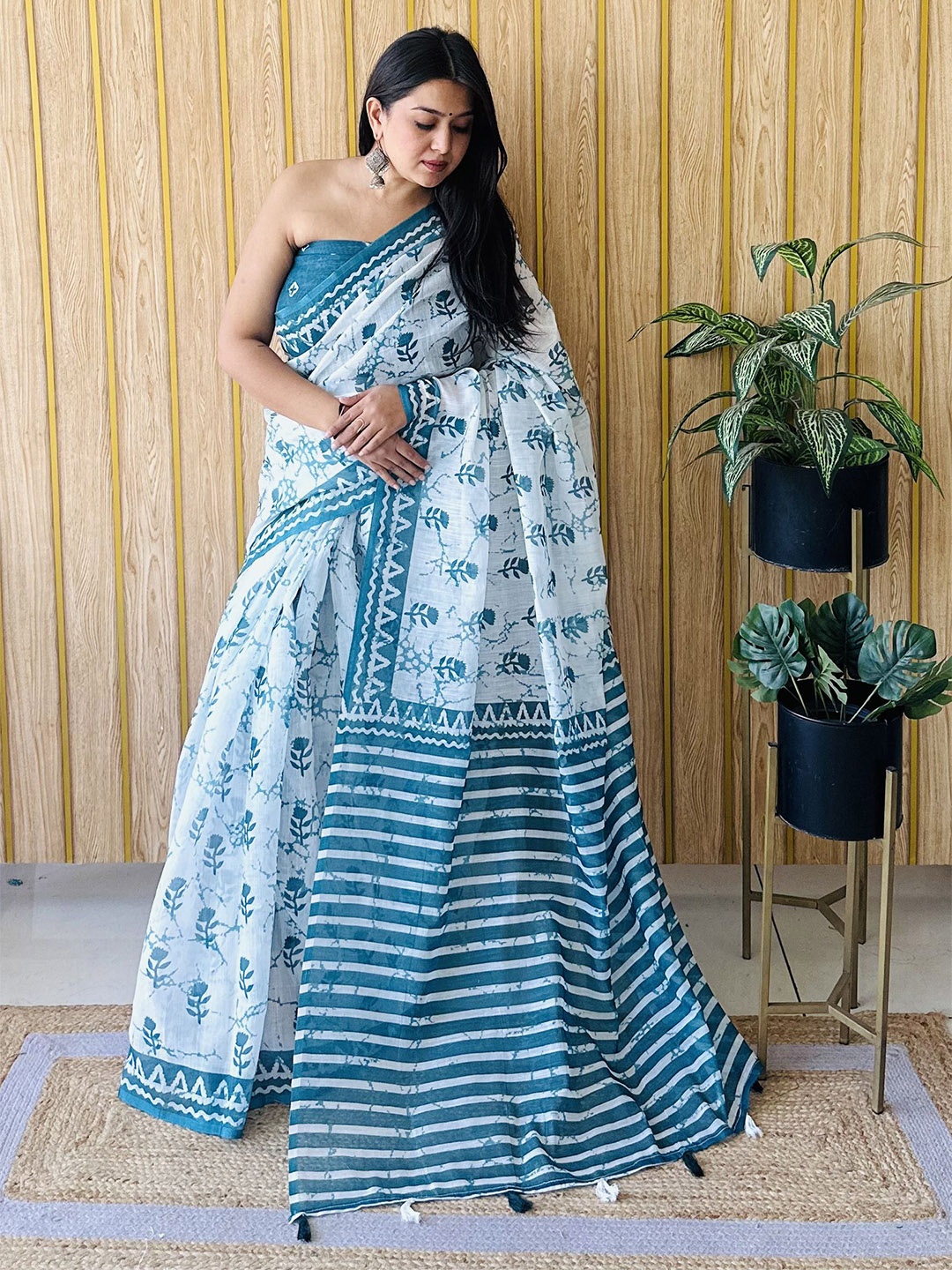 

Moda Rapido Floral Saree, Blue