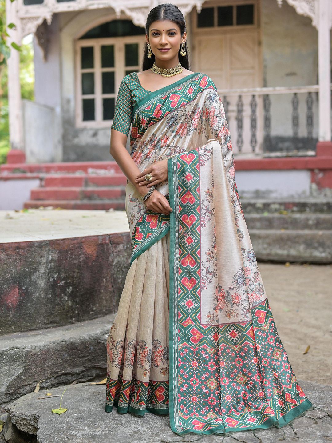 

DIVASTRI Women Floral Printed Saree, Cream