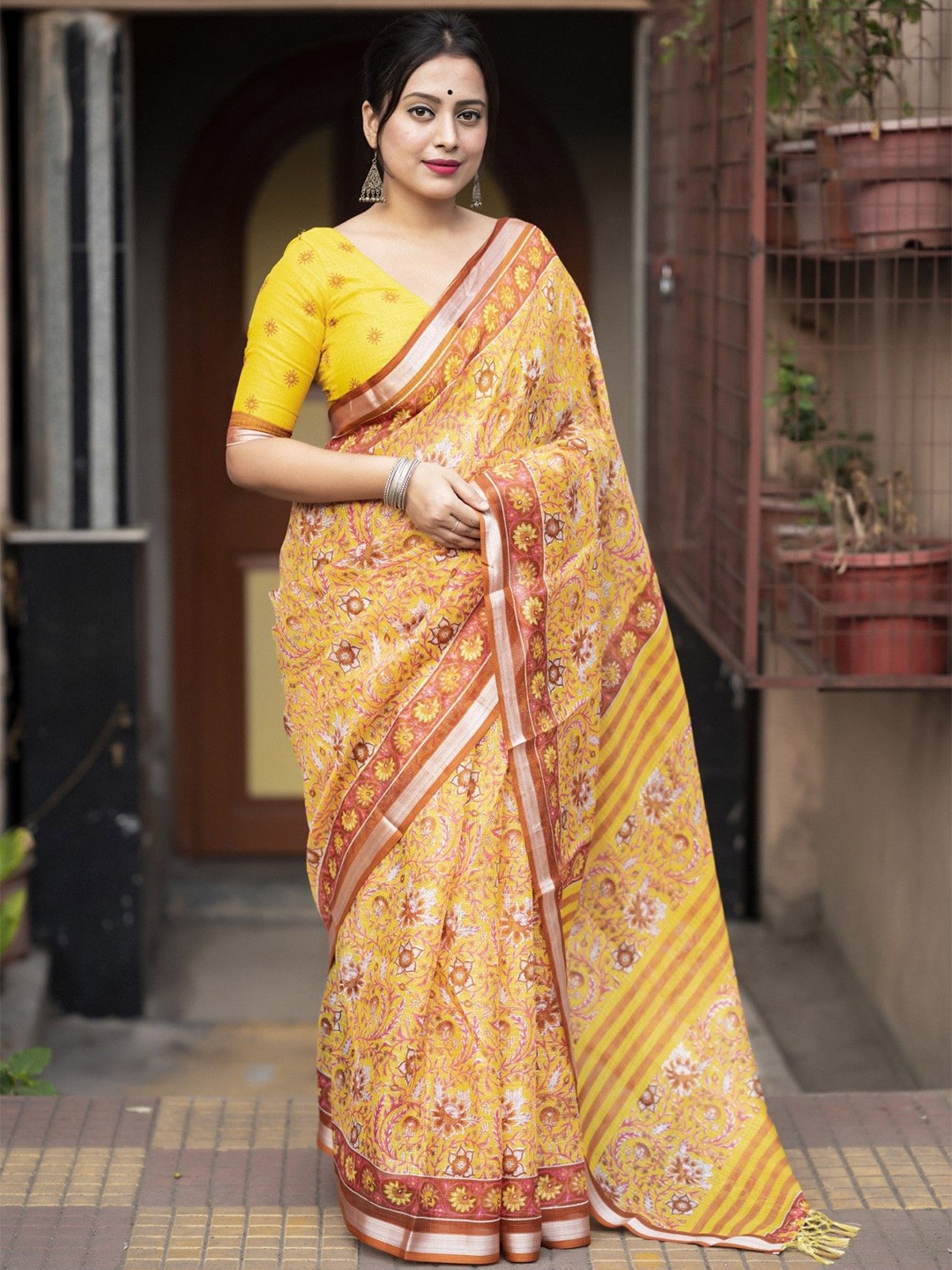 

DIVASTRI Floral Zari Silk Blend Kota Saree, Yellow