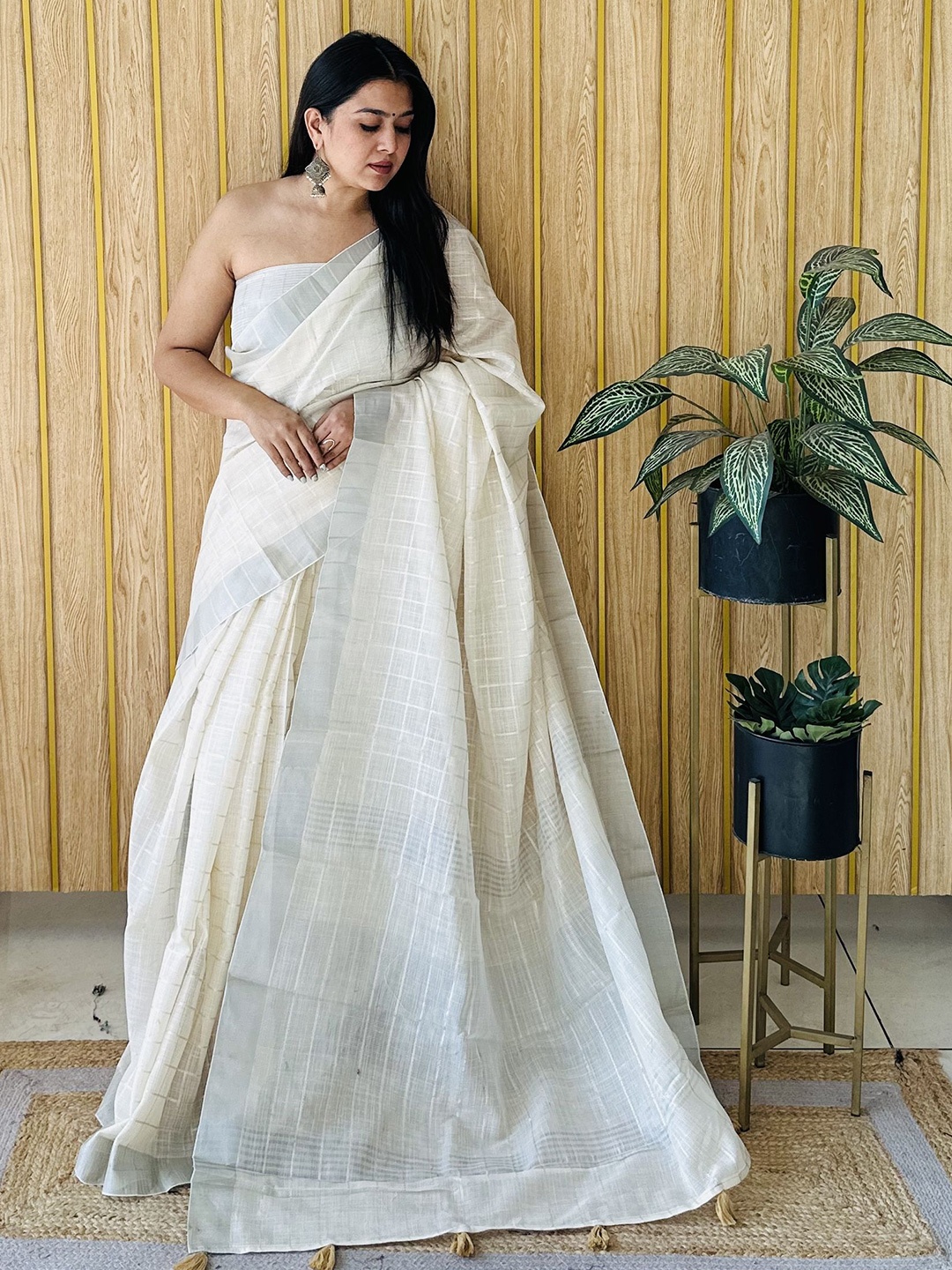 

Moda Rapido Checked Zari Silk Blend Designer Saree, White