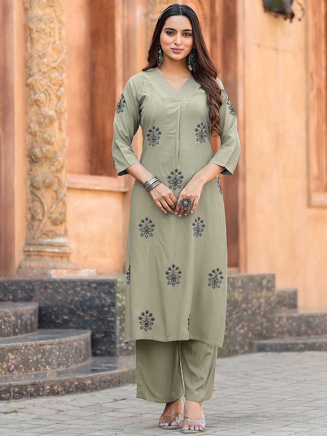 

MITTOO Women Floral Embroidered Regular Kurta with Palazzos, Sea green