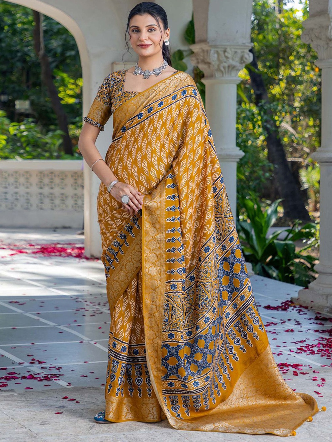 

Mitera Ethnic Motifs Zari Sungudi Saree, Mustard