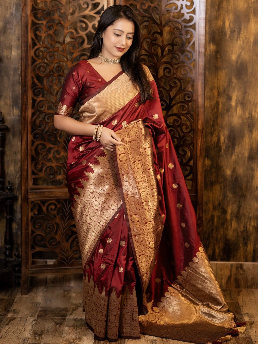 

DIVASTRI Woven Design Zari Silk Blend Banarasi Saree, Maroon