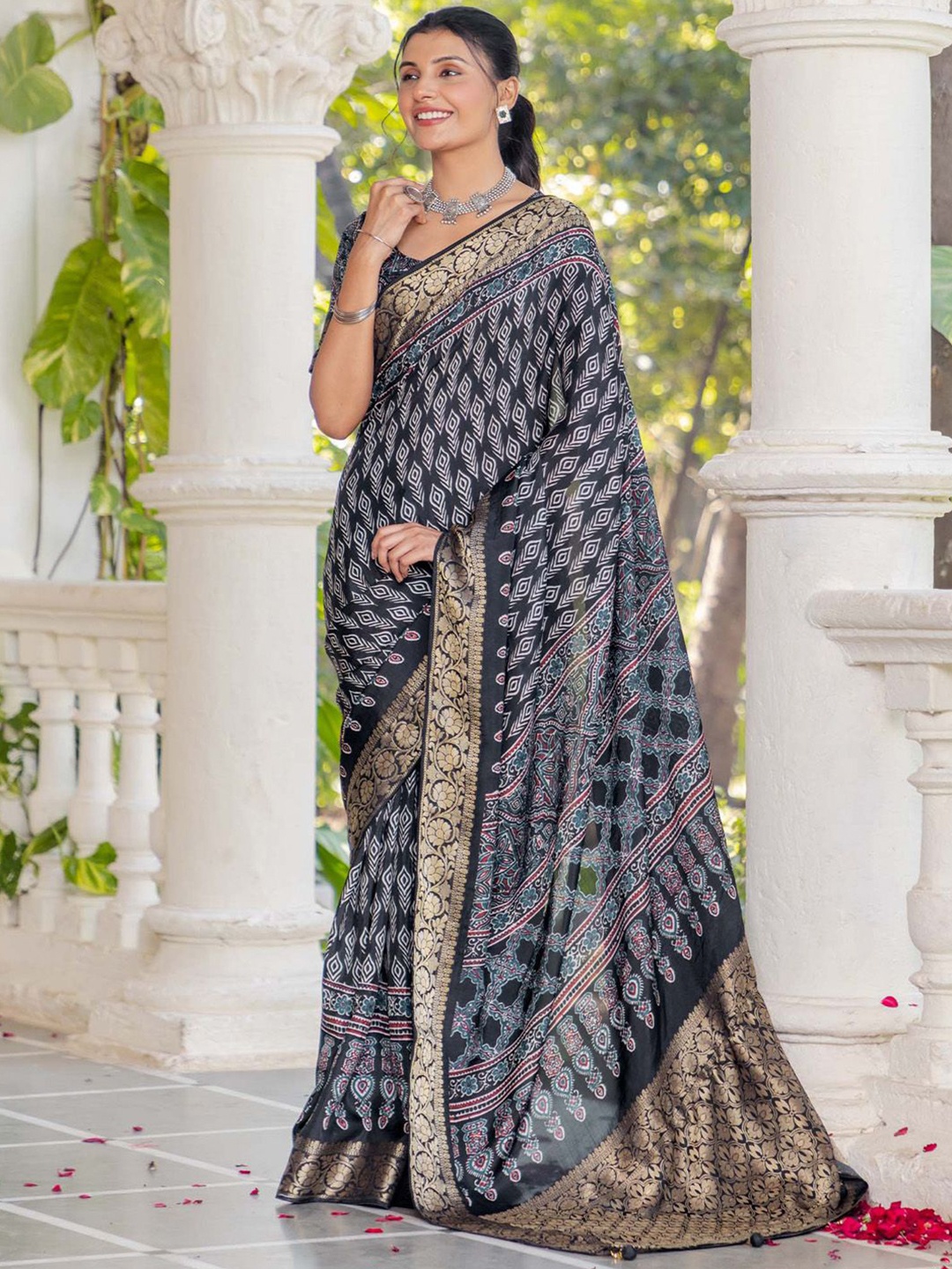 

Mitera Ethnic Motifs Zari Sungudi Saree, Black