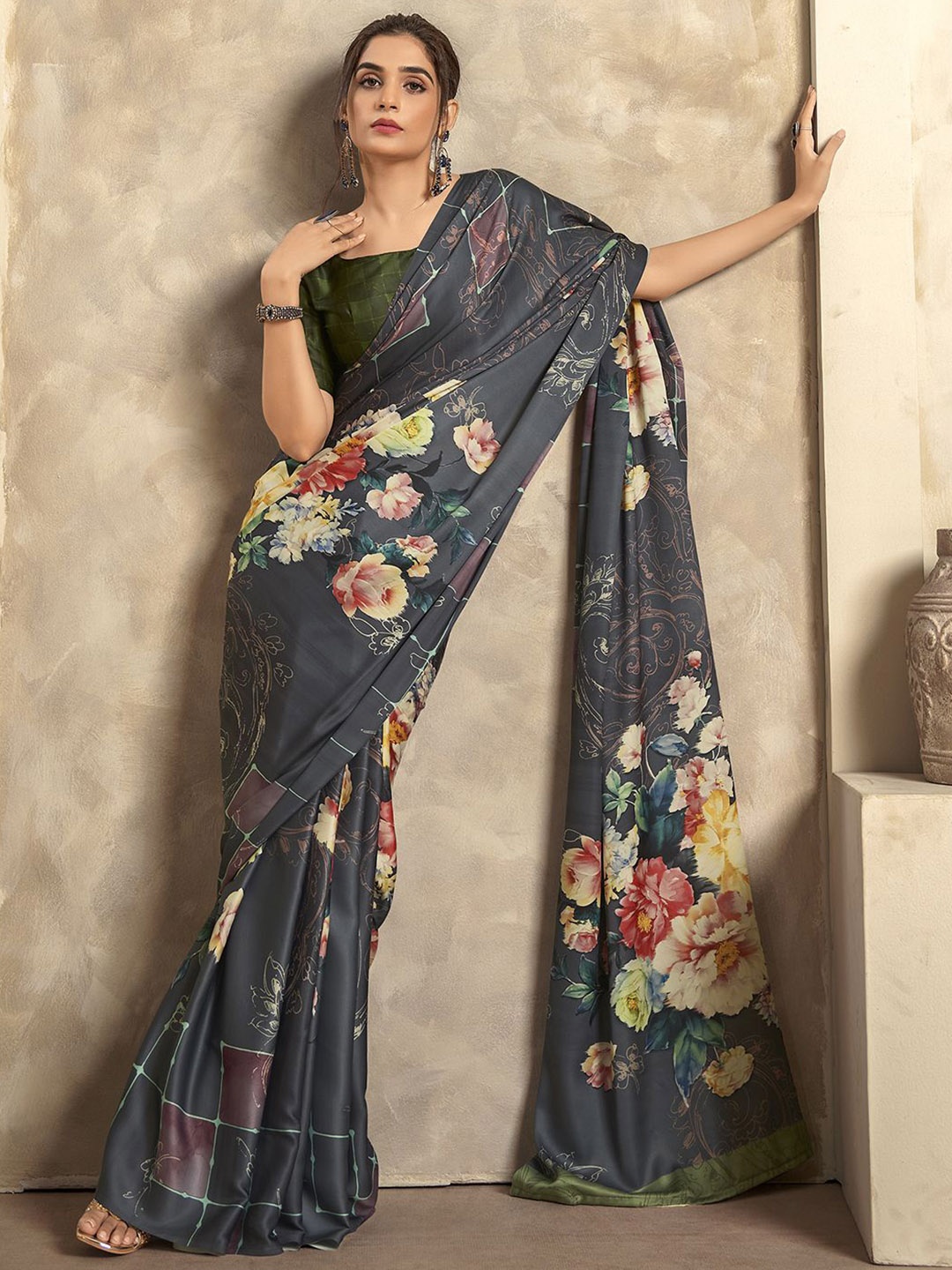 

DIVASTRI Floral Printed Satin Saree, Grey