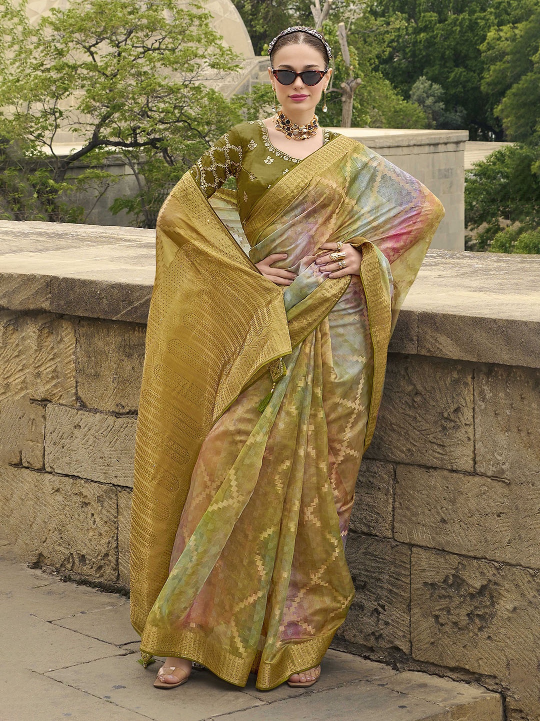

Sangria Woven Design Saree With Blouse Piece, Green
