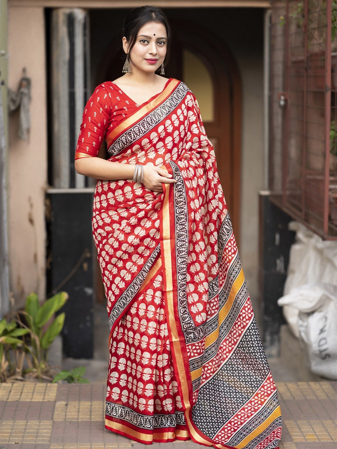 

DIVASTRI Floral Zari Silk Blend Kota Saree, Red