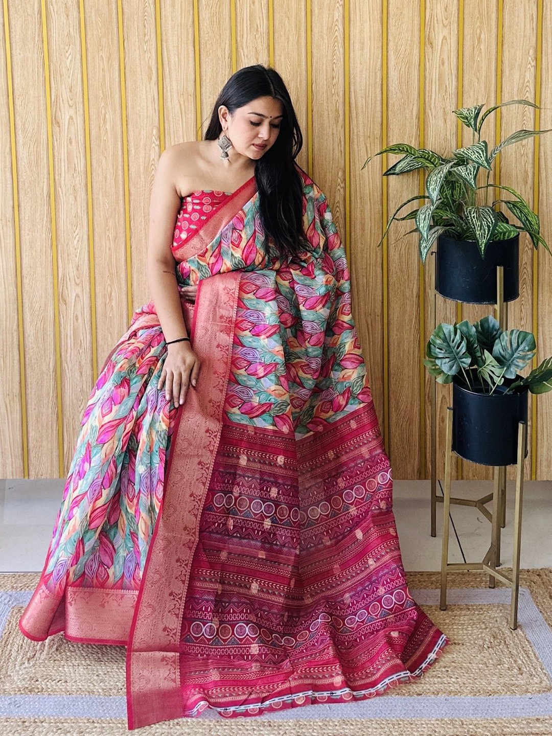 

Moda Rapido Floral Zari Silk Blend Saree, Red