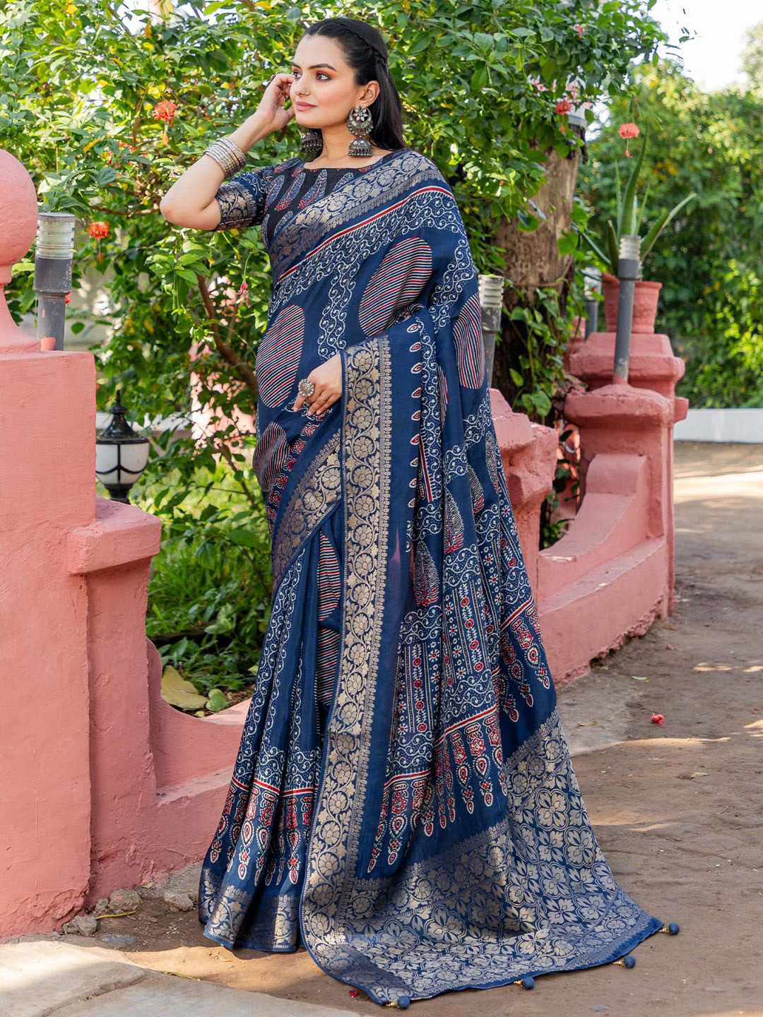 

Mitera Ethnic Motifs Zari Sungudi Saree, Blue